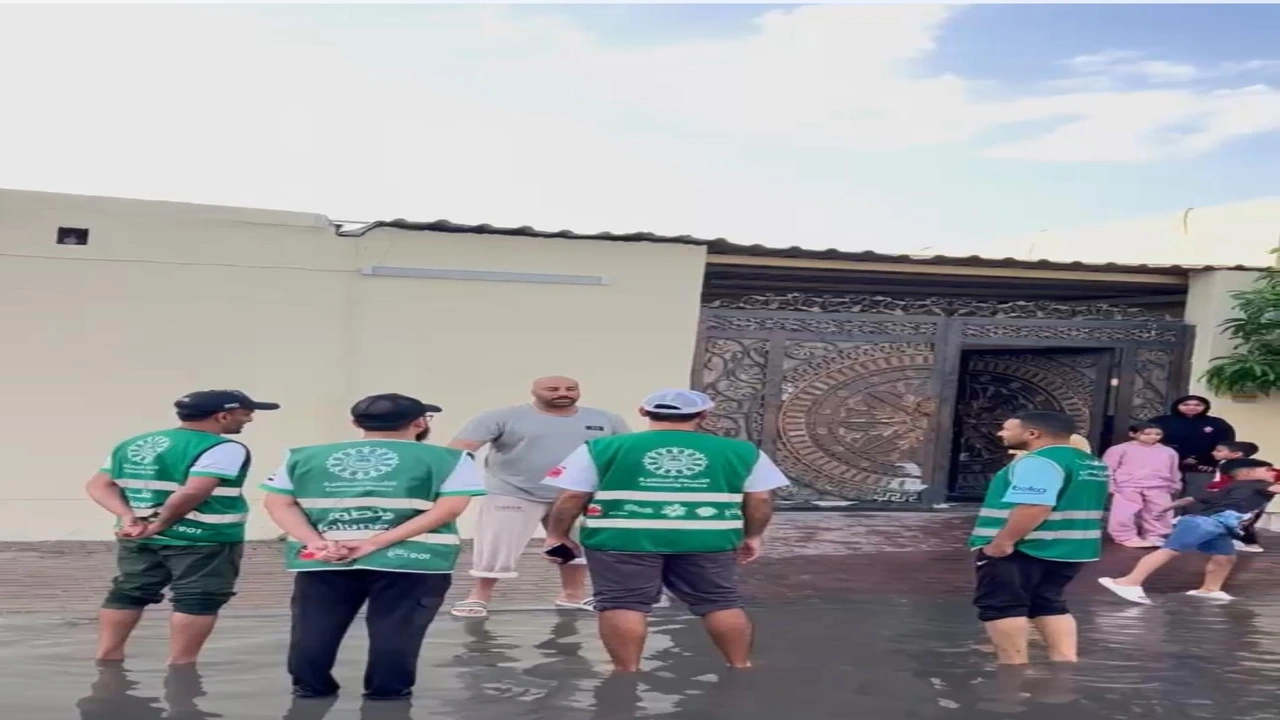 متطوعو مبادرة الشرطي جارك يعيدون 279 لوحة سيارة مفقودة بسبب الأمطار